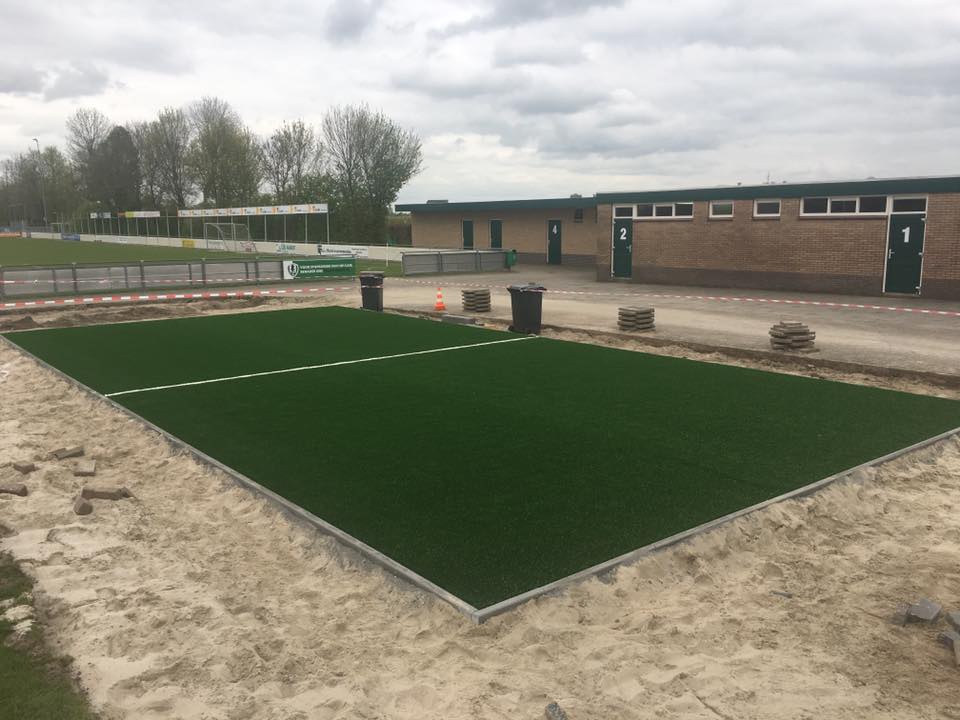 Kunstgras speelvloeren 18 Kunstgras Multiplay speelvloer gereed bij vv Tricht voor plaatsing pannakooi