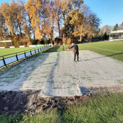 Kunstgras speelvloeren 103 Aanleg kunstgrasveld t.b.v. pannakooi bij HS"88 in Hoogezand. Invegen zand Infill.