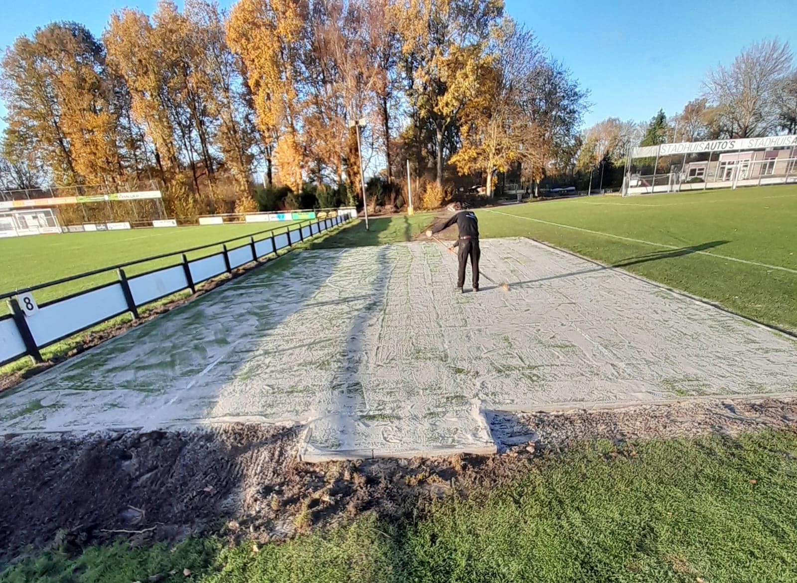 Kunstgras speelvloeren 47 Aanleg kunstgrasveld t.b.v. pannakooi bij HS"88 in Hoogezand. Invegen zand Infill.