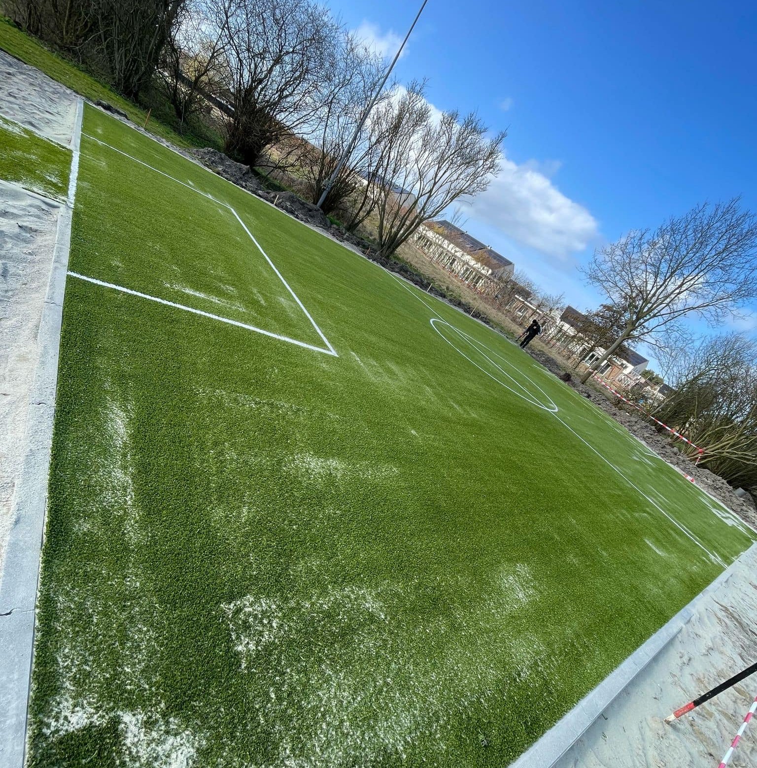 Kunstgras speelvloeren 3 Kunstgras speelvloer met ingelegde belijningen t.b.v. een sportkooi van ons met afmetingen 10x20m. Lokatie Serooskerke
