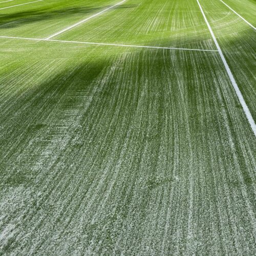 Kunstgras speelvloeren 98 Kunstgras voor sportkooien en pannavelden van SKWshop garandeert een veilige, duurzame en onderhoudsvriendelijke speelondergrond.
