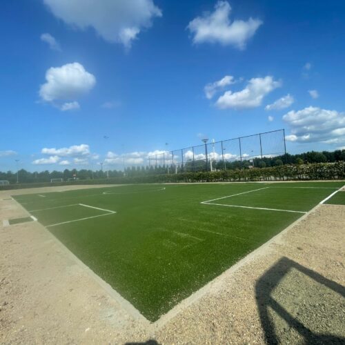 Kunstgras speelvloeren 108 De speelvloer ligt, zandgevuld kunstgras met ingelegde belijningen. Hier hebben we een fraaie voetbalkooi met basketbal geplaatst met in de lange wanden ook mn4 doeltjes.