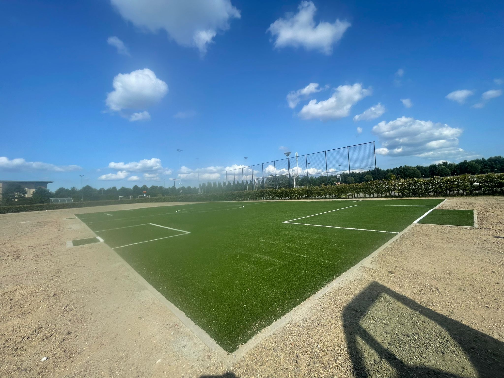 Kunstgras speelvloeren 52 De speelvloer ligt, zandgevuld kunstgras met ingelegde belijningen. Hier hebben we een fraaie voetbalkooi met basketbal geplaatst met in de lange wanden ook mn4 doeltjes.