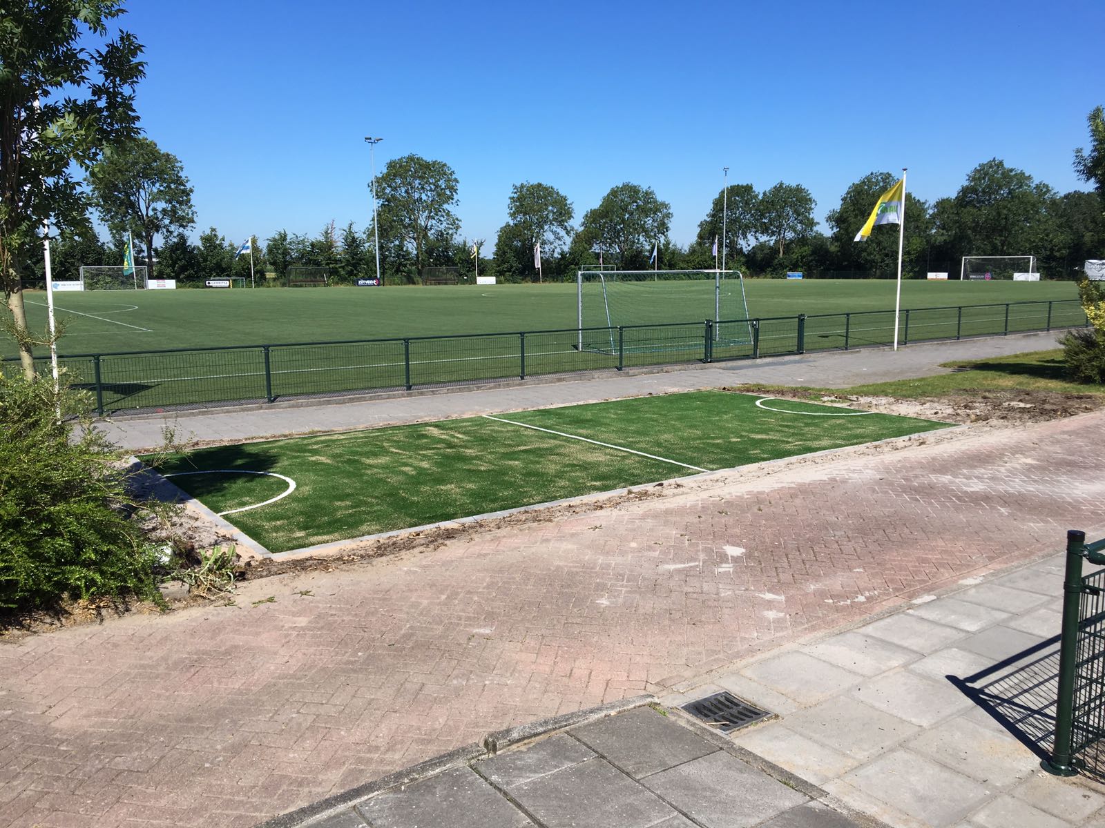 Dubbelstaafmat hekwerk 14 DSM hekwerk met bovenbuis. Ral 6009. En ook het kunstgrasveld op de voorgrond is door ons aangelegd.