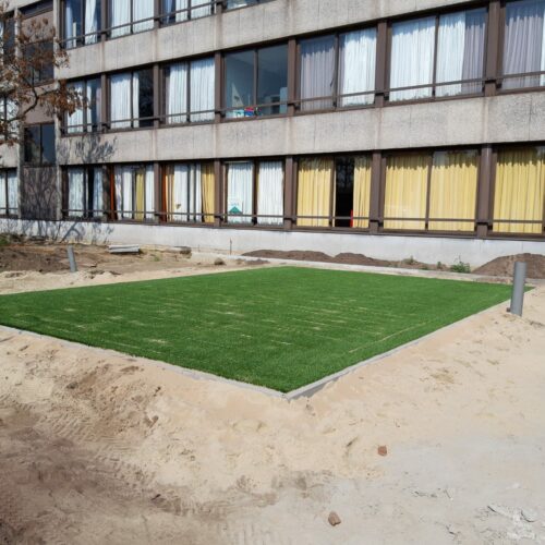 Kunstgras speelvloeren 84 Kunstgrasveldje Antwerpen, aansluitend plaatsen we de pannakooi. Wederom LSR24 mm zandgevuld Multiplay kunstgras.