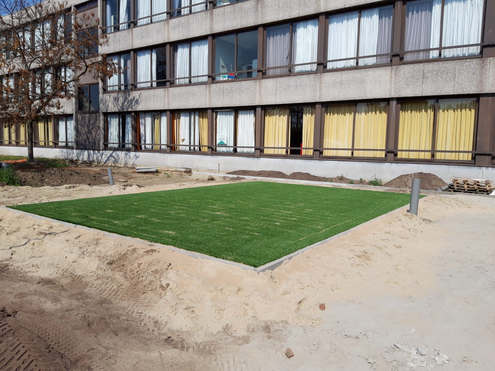 Kunstgras speelvloeren 28 Kunstgrasveldje Antwerpen, aansluitend plaatsen we de pannakooi. Wederom LSR24 mm zandgevuld Multiplay kunstgras.