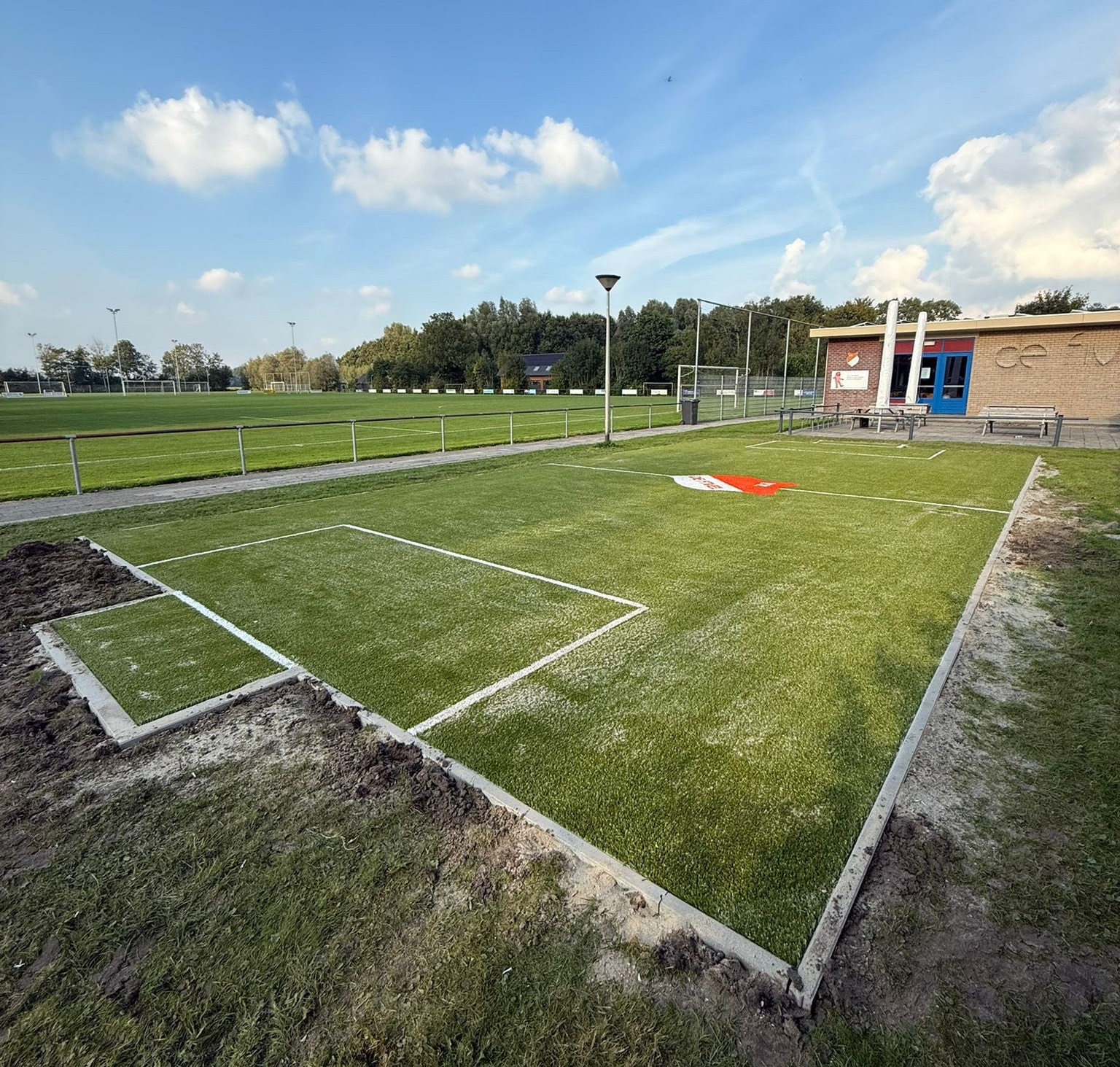 Kunstgras speelvloeren 55 Naast de klassieke groene kleur is ons kunstgras ook verkrijgbaar in diverse vrolijke kleuren voor een speelse uitstraling.