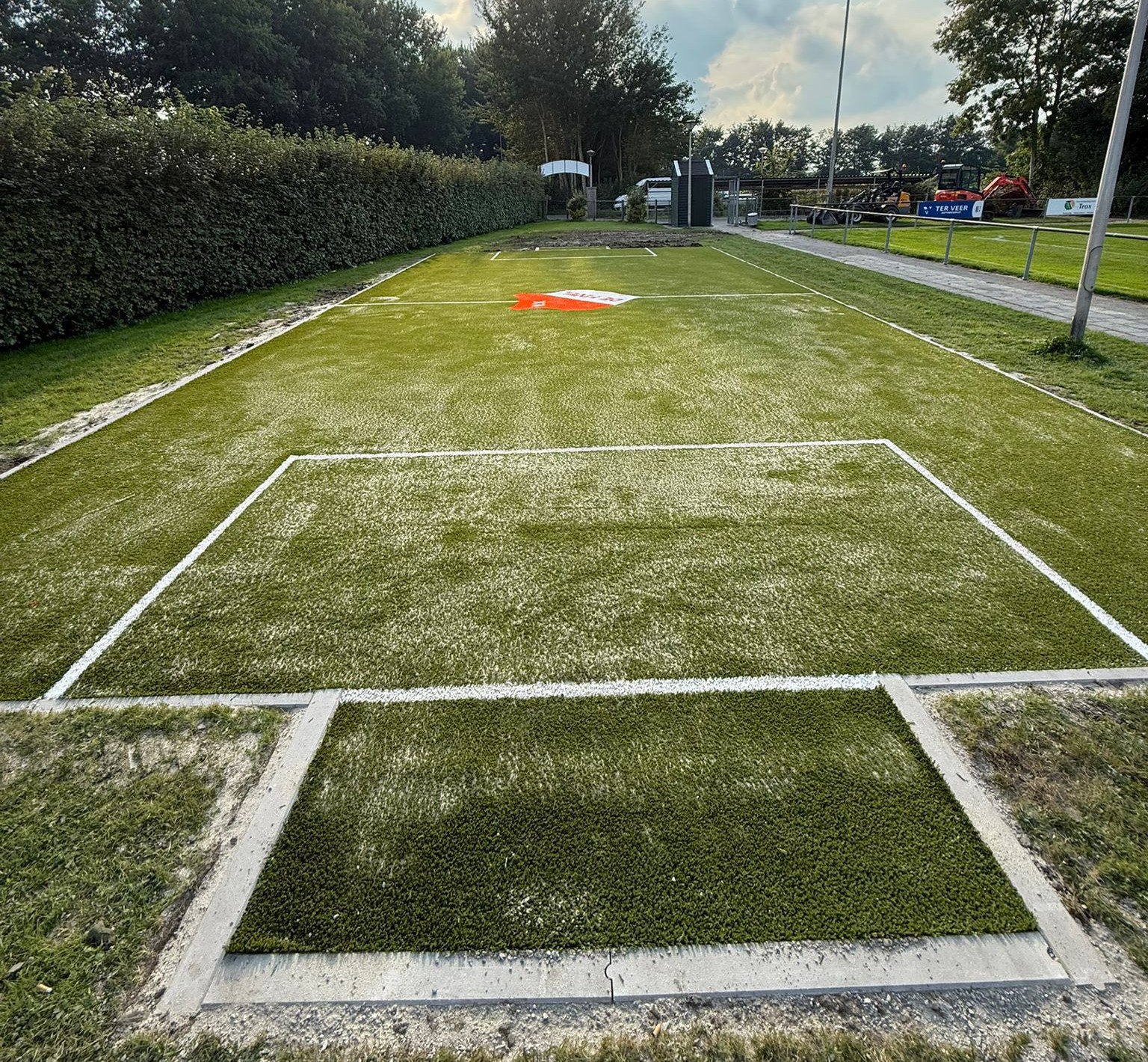 Kunstgras speelvloeren 56 SKWshop installeert kunstgras speelvelden met perfecte speeltechnische eigenschappen zoals balstuit, balrol en rotatiegrip.