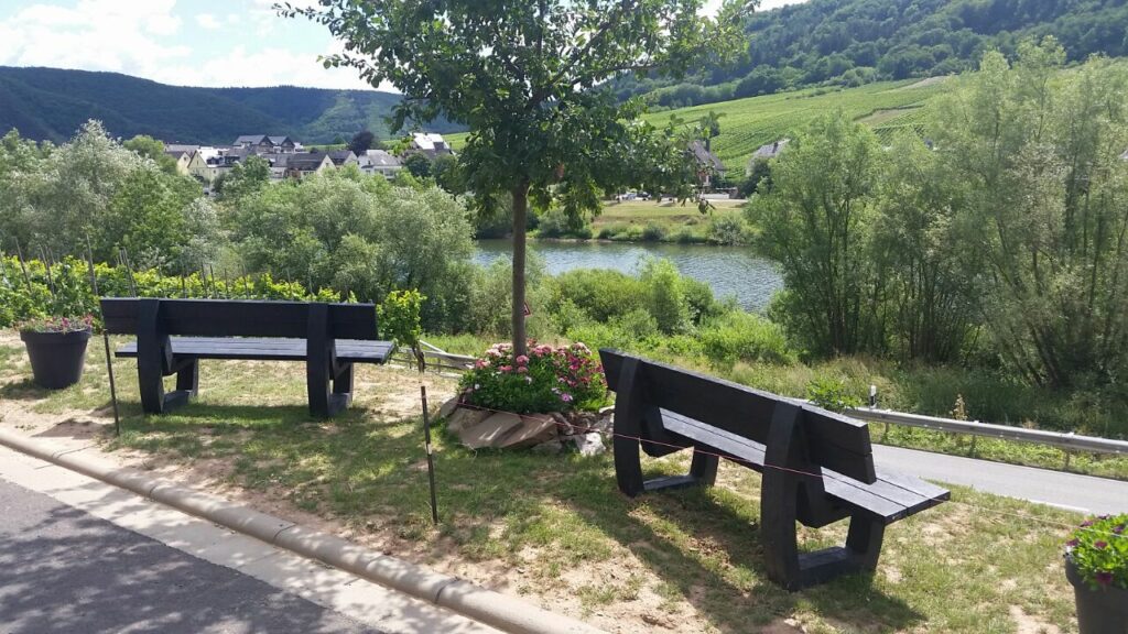 Waar plaatst u een parkbank of picknickset? Praktische lessen uit onderzoek 2 Parkbank Bonn is niet alleen in Nederland populair, hier 2 van deze fraaie en voordelige parkbanken afgebeeld aan de Moesel