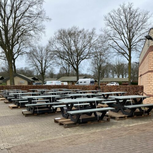 Kunststof picknickset model Cross 17 Alle 20 die we geleverd hebben, gereed voor plaatsing op hun eindadres. Picknicksets model Cross, sets waar ze op Recreatiepark de Leistert jarenlang onbezorgd plezier van gaan hebben.
