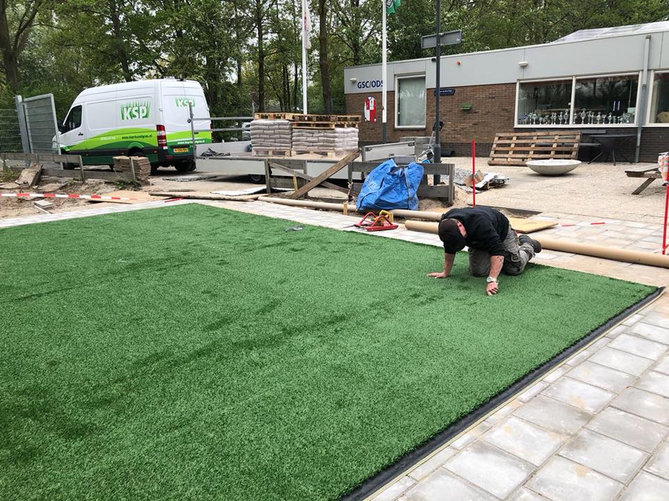 Kunstgras speelvloeren 23 Het kunstgras in onze pannakooien wordt gelegd door vakmensen. Hier zijn we bezig in Dordrecht.
