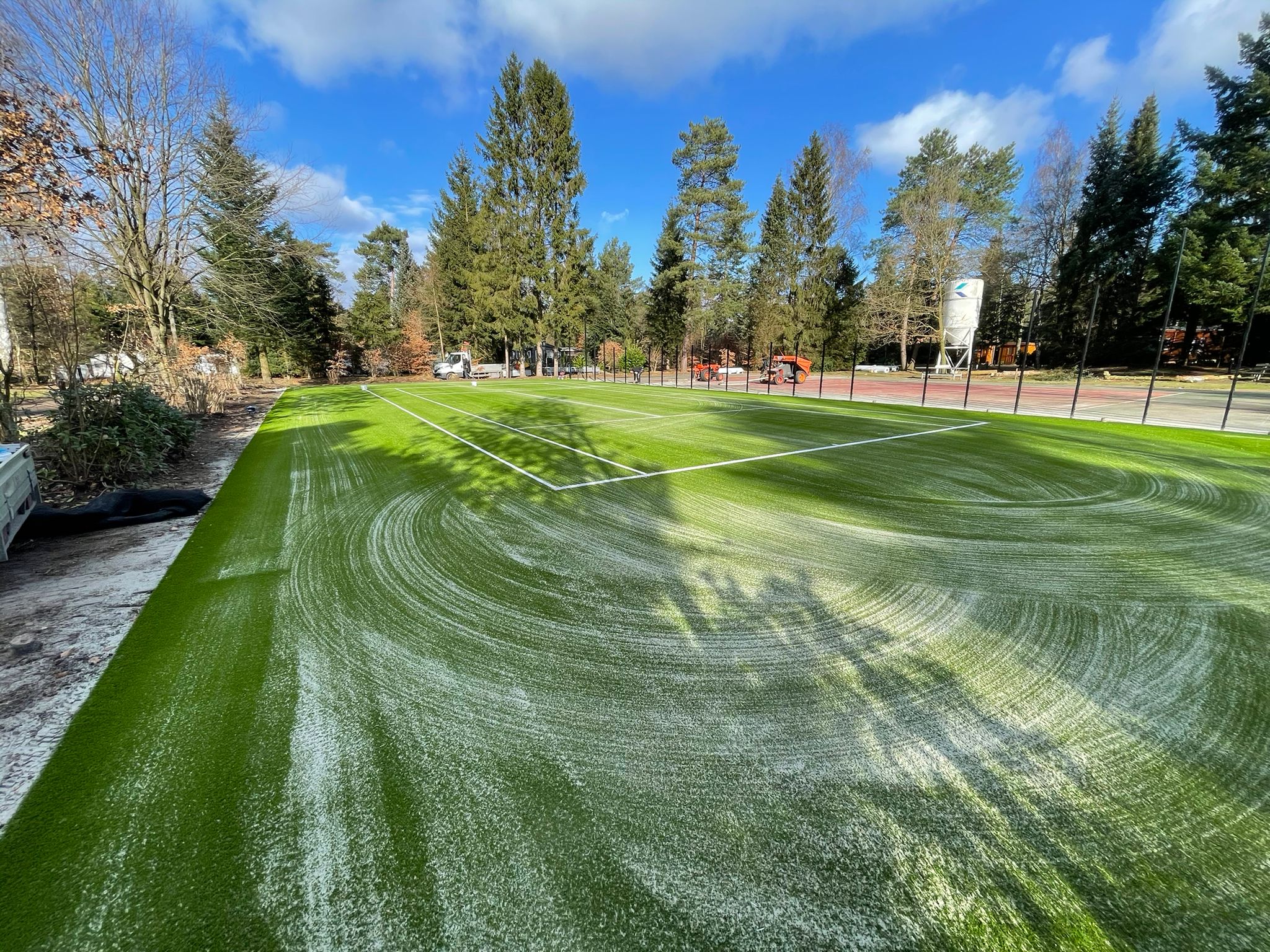 Kunstgras speelvloeren 45 Zandgevuld kunstgras. De aanleg van een grote sportkooi bij camping de Paalberg. Tennis, volleybal, voetbal en basketbal.