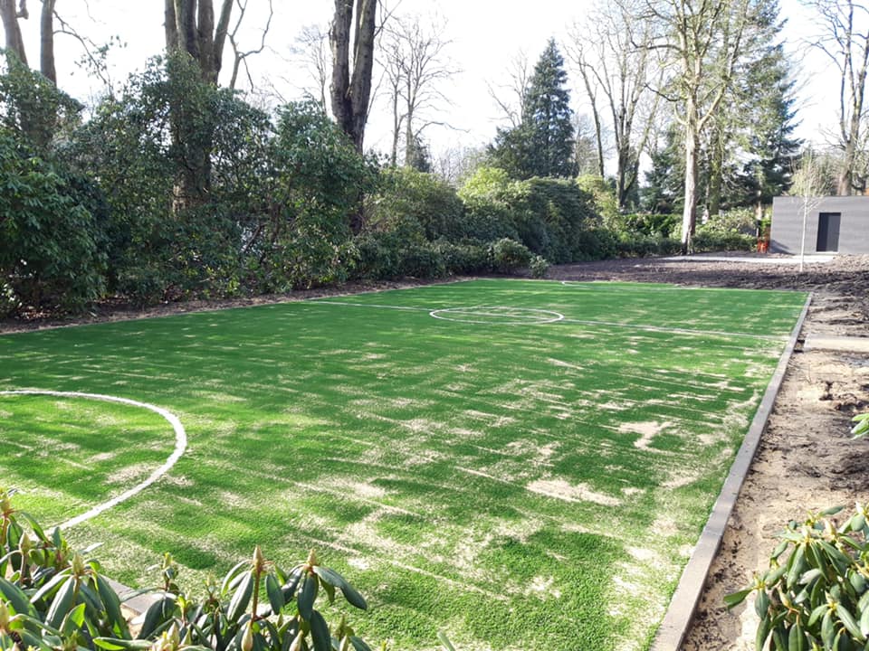 Kunstgras speelvloeren 40 Nog een afbeelding van dit fraaie zandgevulde kunstgrasveld met ingelegde voetbalbelijning.
