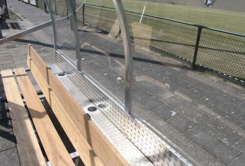 Dug out model 180 49 Dug-out DO180 voorzien van legplank en hockeystick stander