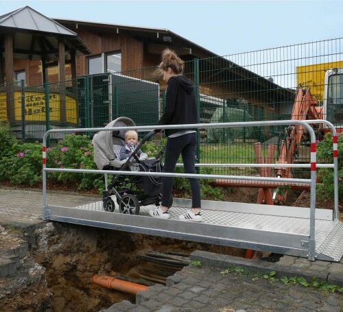 Aluminium loopbrug - slootbrug 6 Aluminium loopbrug slootbruggen, ideaal tijdens graafwerkzaamheden. Veilig en duurzaam