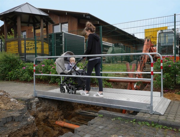 Aluminium loopbrug - slootbrug 3 Aluminium loopbrug slootbruggen, ideaal tijdens graafwerkzaamheden. Veilig en duurzaam