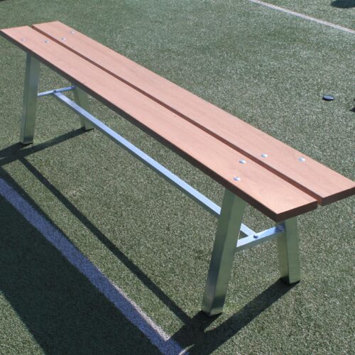 Sportbanken voor tennis met houten zitting.