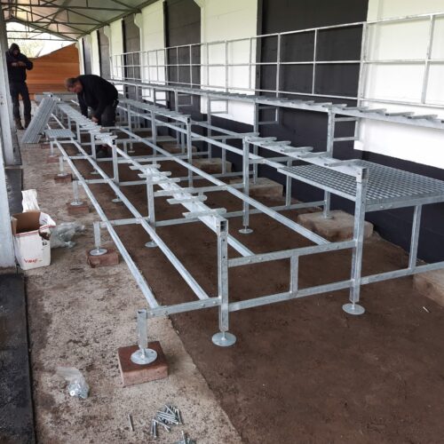 Modulaire sport- tribunes 90 Montagefoto van een fraaie minitribune bij onze Zuiderburen onder een bestaande overkapping.