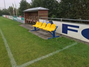 Reservebanken worden in de volksmond ook wel mini dug-outs genoemd. Afgebeeld de 2.5 meter uitvoering