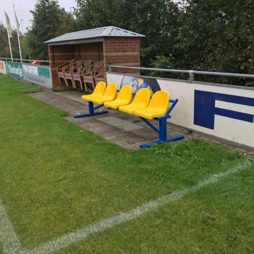 Reservebanken model Manchester 33 Reservebanken worden in de volksmond ook wel mini dug-outs genoemd. Afgebeeld de 2.5 meter uitvoering