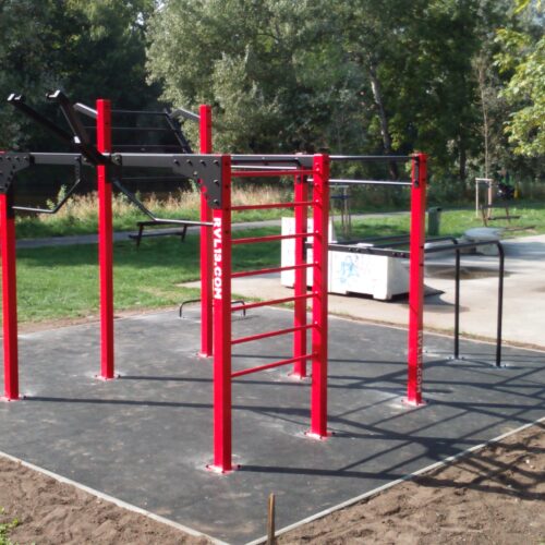 Calisthenics toestel Petum 47 Calisthenics Outdoor fitness, de nieuwe trend in Nederland. Onze Revolution. Geproduceerd van zeer zware materialen.