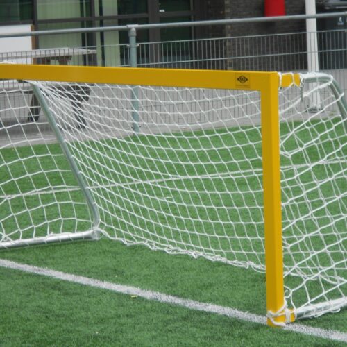 Voetbaldoeltjes JVD240 (inklapbaar) 34 Deze mini pupillen voetbaldoeltjes zijn speciaal ontwikkeld voor het KNVB 4 tegen 4 en 2 tegen 2 spel. Afmetingen 3 x 1 meter. Deze doeltjes worden compleet geleverd, met net en nethaakjes.