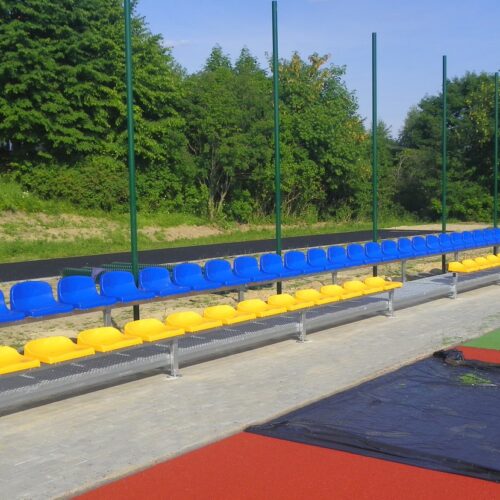 Modulaire sport- tribunes 57 Onze modulaire mini tribune. Uitgevoerd met 2 zitrijen. Dankzij de levering als bouwpakket kunt u eenvoudig besparen op montagekosten, terwijl wij ook de mogelijkheid bieden om de tribune volledig door ons te laten monteren.