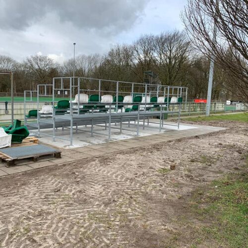 Modulaire sport- tribunes 76 Asbsoluut een aanwinst voor iedere sportaccommodatie. Deze tribune heeft 4 zit-rijen en is ook leverbaar met 2 of 3 zitrijen.