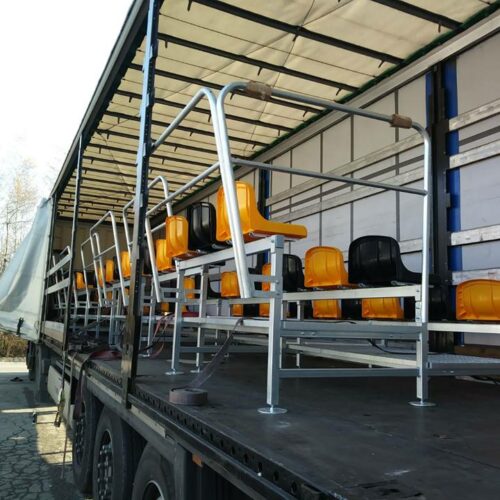 Modulaire sport- tribunes 64 Desgewenst kan het frame gepoedercoat worden en voor de stoelen heeft u de keuze uit een groot scala aan kleuren.