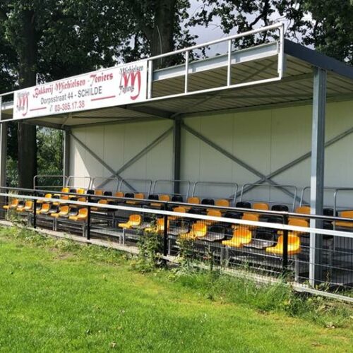 Modulaire sport- tribunes 69 Onze mini tribune geplaatst onder een afdak, waardoor er een verrassend voordelige overdekte sport tribune ontstaat. Deze mini tribune hebben we geleverd in Belgie :-)