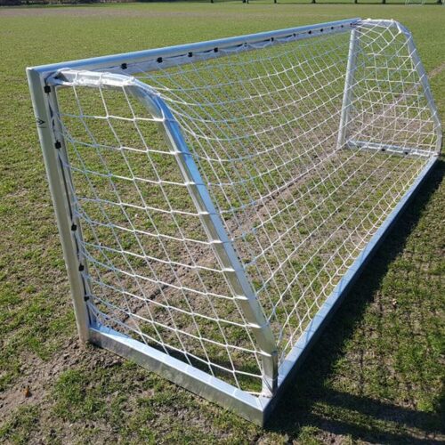 Stapelbare Voetbaldoeltjes 3x1m 13 Ideale voetbaldoelen voor het KNVB mini pupillen voetbal en Walking Football voor senioren. Door de rechthoekige aangelaste schoren en grondraam, desgewenst goed stapelbaar,