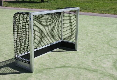 Mini hockeydoelen 49 Hockeydoel: 1.80 x 1.20 cm. (190 cm. totale breedte) C.a. 32kg Ideaal voor recreatie en trainingen. Hockeydoelen van topkwaliteit!