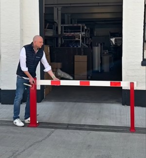 Kleine slagboom op bedrijfsterrein