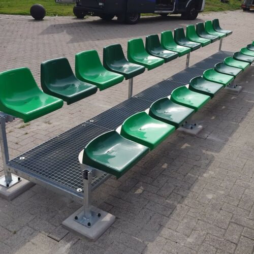 Modulaire sport- tribunes 100 Onze modulaire mini sporttribunes bieden sportverenigingen de flexibiliteit om zelf het aantal zitrijen en zitplekken te bepalen, waardoor iedere vereniging een tribune op maat kan samenstellen.