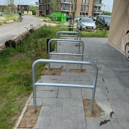 Fietsnietje 48 mm rond 38 De inbetonneerbare uitvoering is zeer eenvoudig te plaatsen. Hier moeten alleen de tegels nog even teruggelegd worden.
