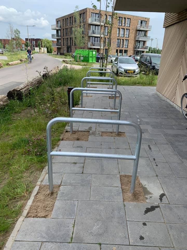 Fietsnietje 48 mm rond 12 De inbetonneerbare uitvoering is zeer eenvoudig te plaatsen. Hier moeten alleen de tegels nog even teruggelegd worden.
