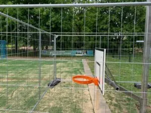 Montage van deze basketbalpaal is zeer eenvoudig. Inbetonneren, uit laten harden en vervolgens het basketbalbord op hoogte zetten.