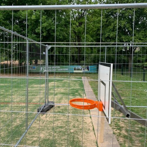 Verstelbare basketbalpaal Rothe+ 49 Montage van deze basketbalpaal is zeer eenvoudig. Inbetonneren, uit laten harden en vervolgens het basketbalbord op hoogte zetten.