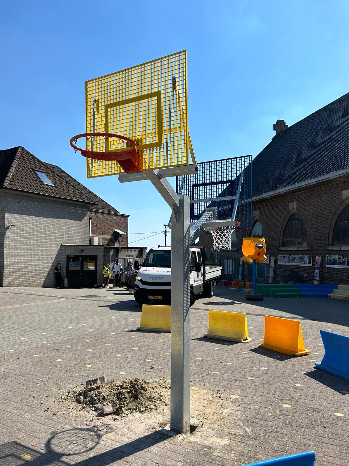 Basketbalpaal model Duo 17 Onze duo basketbaldoel kan eenvoudig in beton gezet worden. Heeft u liever deze basketbalpaal met een voetplaten 4 voorgeboorde gaten? Laat het ons weten.