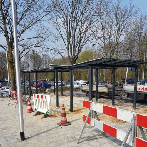 Fietsoverkapping Model City 39 Veiligheid staat voorop bij ons montageteam. Dankzij de combinatie van verzinkt staal en gelamineerd veiligheidsglas biedt fietsoverkapping City niet alleen stevigheid, maar ook een luxueuze en open uitstraling.