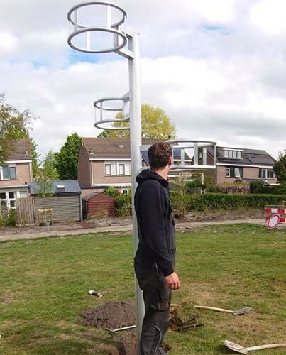 Antivandalenkorfbal 16 De montage van deze fraaie antivandaal korfbalpaal met 3 korven door onze monteurs.