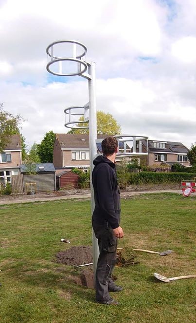 Antivandalenkorfbal 7 De montage van deze fraaie antivandaal korfbalpaal met 3 korven door onze monteurs.