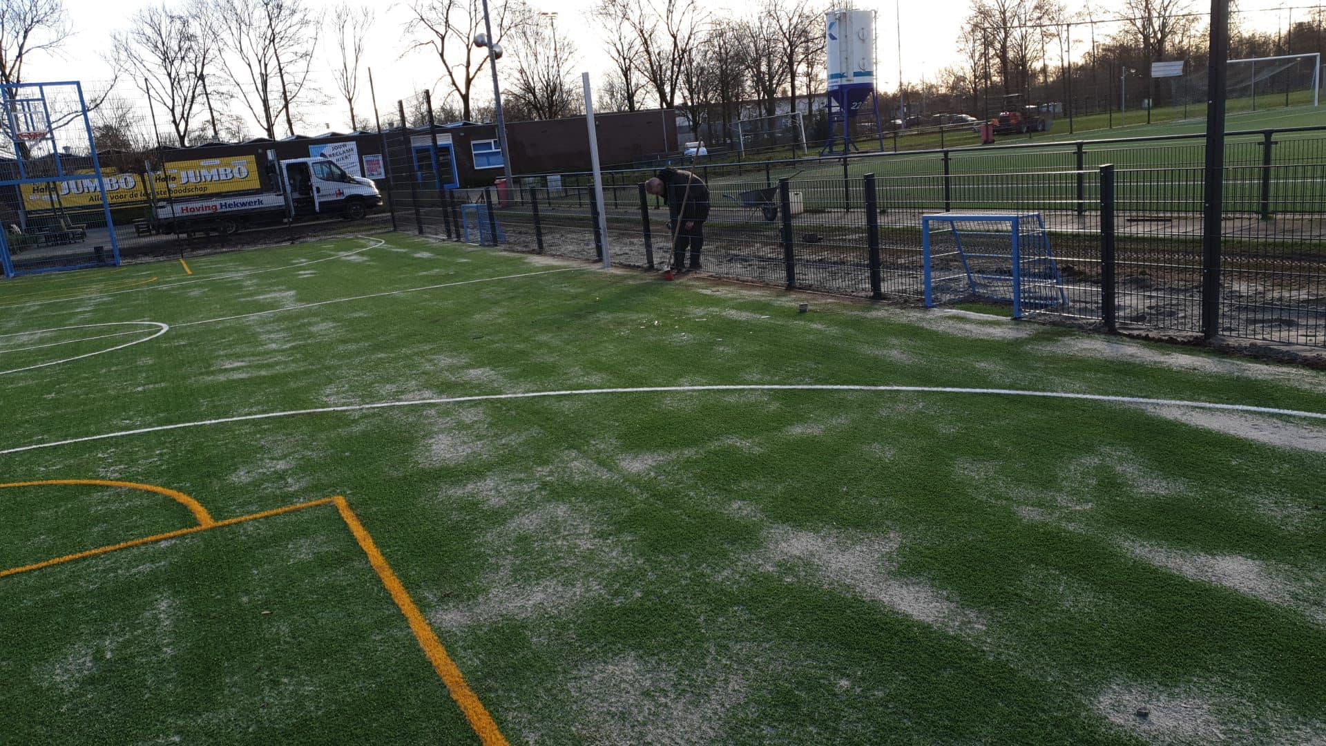 Kunstgras speelvloeren 41 Voetbalkooi met volleybal, basketbal en voetbal bij FC Driebergen met zandgevuld LSR24mm kunstgras