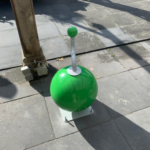 Speeltoestel Muziekbal 17 De groene uitvoering van deze muziekbal in Friesland