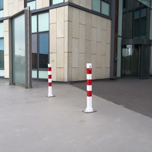 Neerklapbare parkeerpalen 70x70mm 21 Aniparkeerpalen van SKWShop. Volbad verzinkt en daarna gepoedercoat. Deze antiparkeerpalen zijn dus tegen alle weersomstandigheden bestand