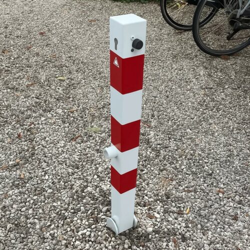 Neerklapbare parkeerpalen 70x70mm 30 De neerklapbare uitvoering van deze anti parkeerpaal met cilinderslot en driekantslot.