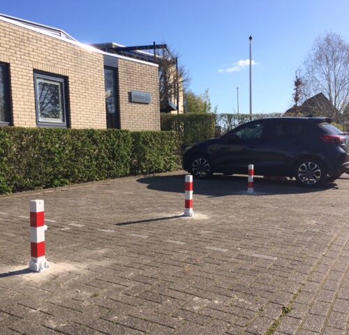 Mini parkeerpalen met driekantslot en sleutel.