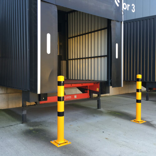 Flexibele afzetpalen-geel-zwart-op-fabrieksterrein