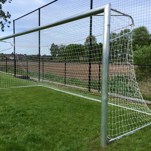Opklapbare netbeugel voor seniorendoelen 19 Onze opklapbare netbeugels passen op zowel P-model voetbaldoelen als WK-model voetbaldoelen.