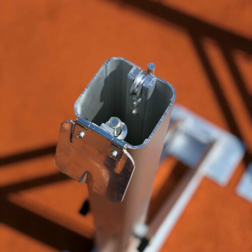 Aluminium tennisnetpalen op slee met kabelschijf. Duurzaam, slijtvast en eenvoudig op te bergen na gebruik.